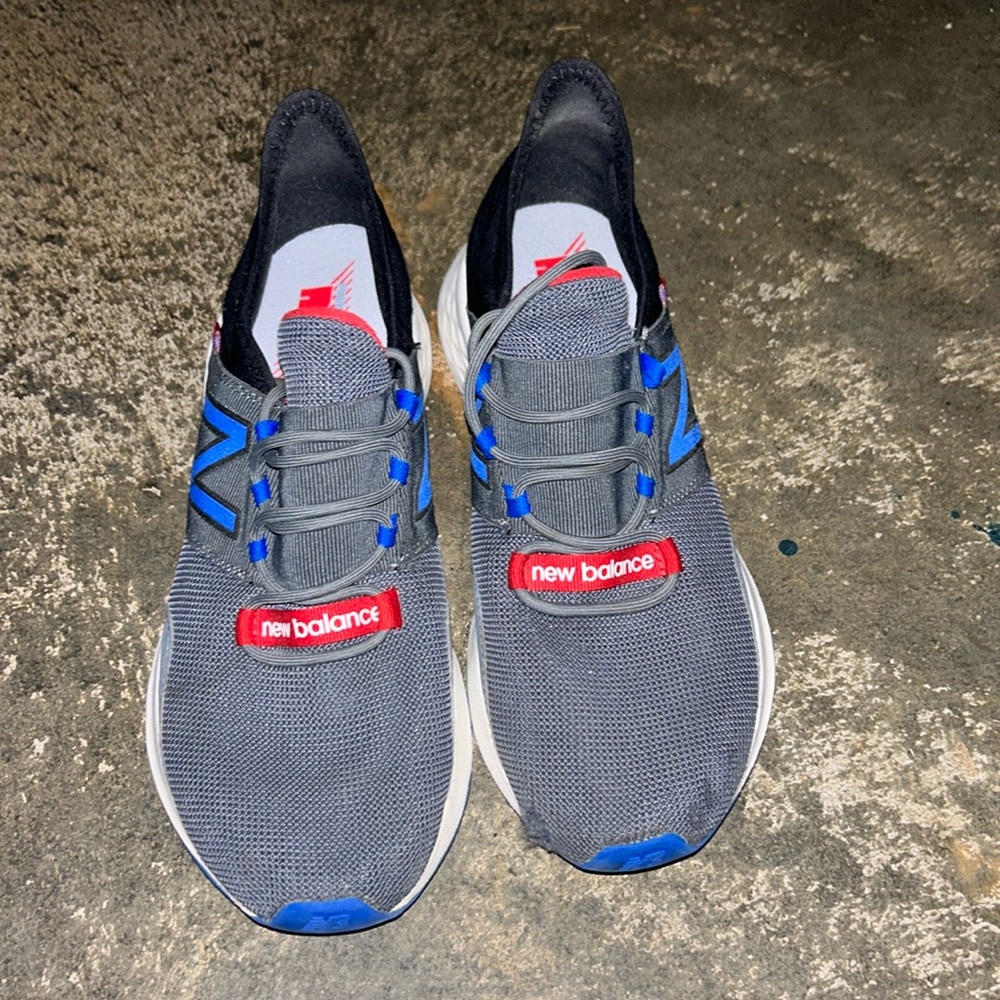 New balance roav sneakers in men,needs new laces and all good! Good condition.